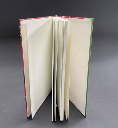 HERMES Paris
Printed silk notebook
In very...