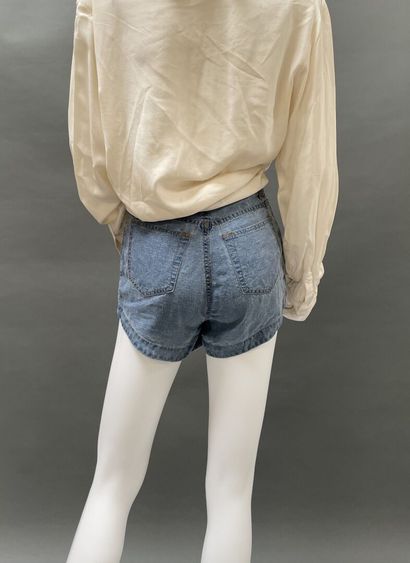 FENDISSIME
Sky-blue linen shorts with a denim-style...