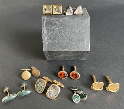 Eight pairs of cufflinks in various shapes...