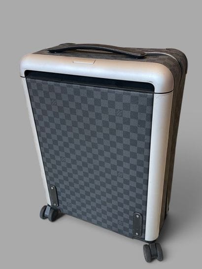 Louis VUITTON
Horizon suitcase in anthracite...