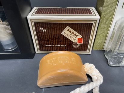 Set includes:
-YARDLEY
Aftershave lotion.
-CARON...