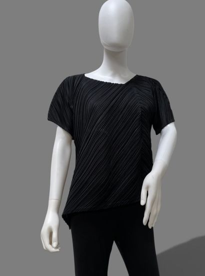 PLEATS PLEASE 
Black pleated top with a V-neck...