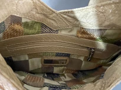 Stéphane KELIAN 
Patent python bag, handle,...