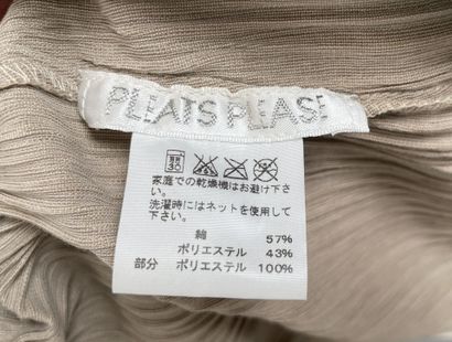 PLEATS PLEASE
Sand-beige pleated nylon jacket,...