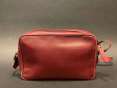LANCEL 
Garnet leather shoulder bag, zipper...