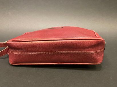 LANCEL 
Garnet leather shoulder bag, zipper...