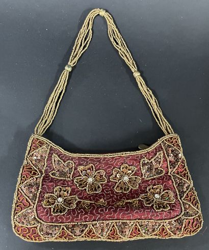 Four pouches embroidered with Indian silk.
Minor...