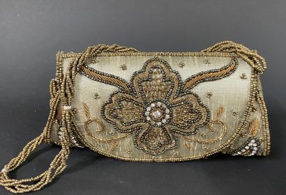 Four pouches embroidered with Indian silk.
Minor...