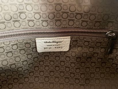 Salvatore FERRAGAMO 
Ecru leather bag, double...