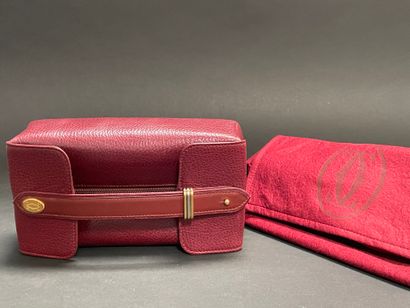 MUST by CARTIER
Burgundy grained leather...