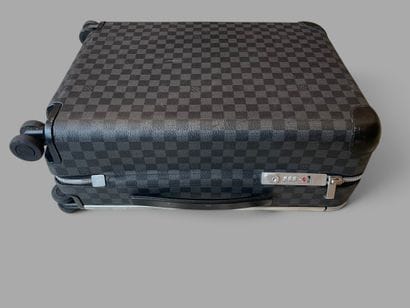 Louis VUITTON
Horizon suitcase in anthracite...