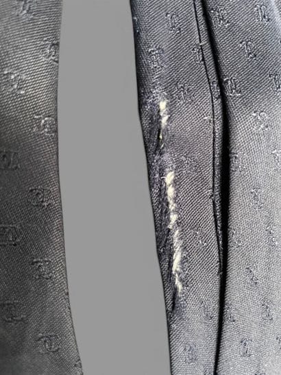 CHANEL Paris
Navy blue silk tie with logo
Signs...