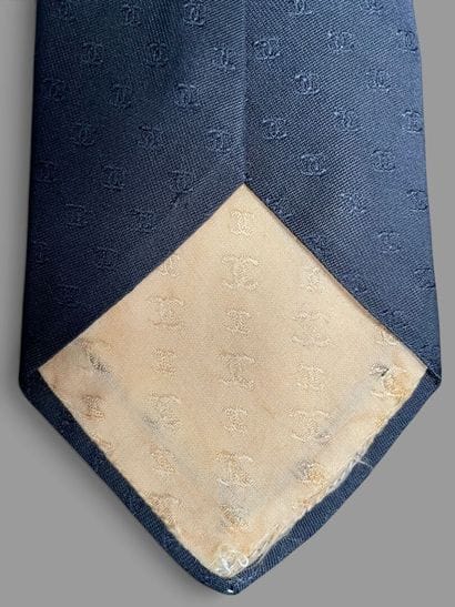 CHANEL Paris
Navy blue silk tie with logo
Signs...