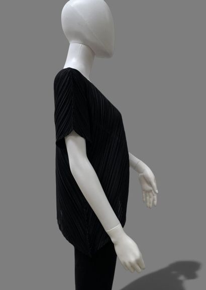 PLEATS PLEASE 
Black pleated top with a V-neck...