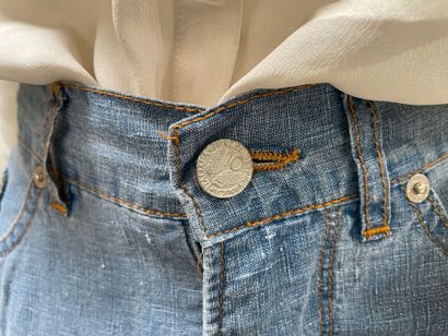 FENDISSIME
Sky-blue linen shorts with a denim-style...