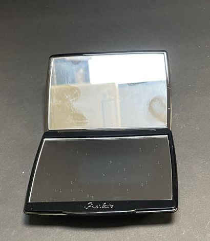 GUERLAIN
Set consisting of a compact mirror...
