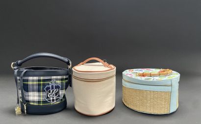 Estée LAUDER
Set of three vanity cases in...