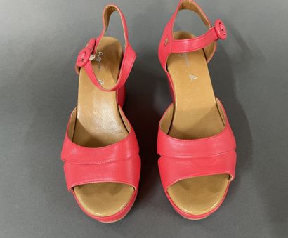 AGNES B 
Pair of coral-colored leather shoes...