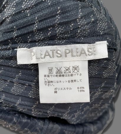 PLEATS PLEASE 
Gray and black houndstooth-print...