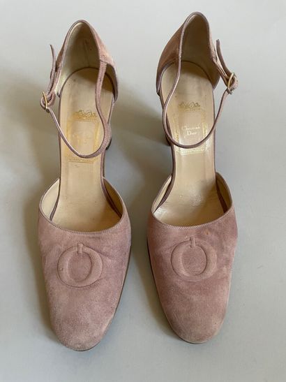 Christian DIOR
Pair of pink suede strappy...