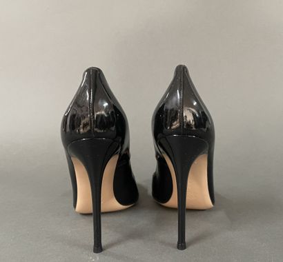 Gianvito ROSSI
Pair of pointed-toe patent...
