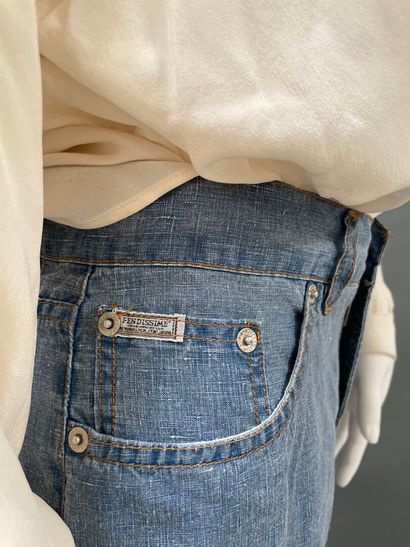 FENDISSIME
Sky-blue linen shorts with a denim-style...