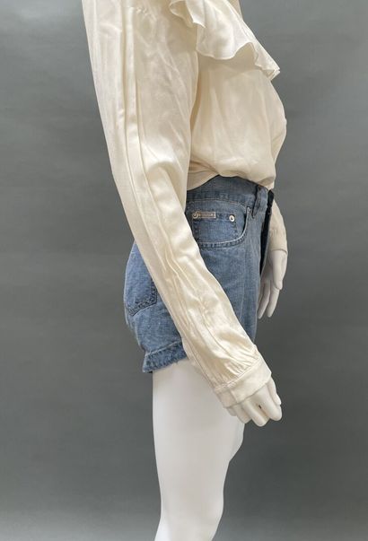 FENDISSIME
Sky-blue linen shorts with a denim-style...