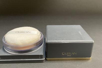 GUERLAIN
Set consisting of a compact mirror...