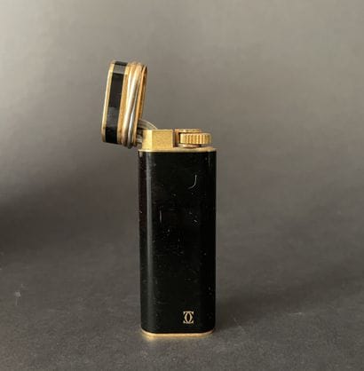 Must de CARTIER No. 21228M
Black lacquered...