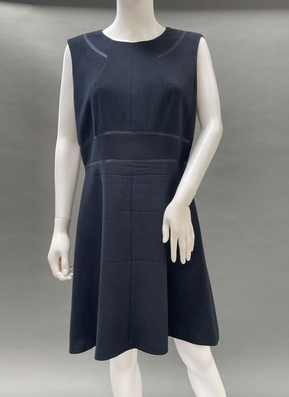 TARA JARMON
Set of two dresses: 
- Sleeveless...
