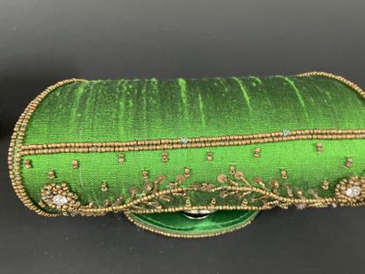 Four pouches embroidered with Indian silk.
Minor...