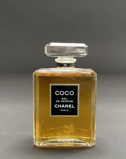 CHANEL
Replica COCO Eau de Parfum bottle.
H:...