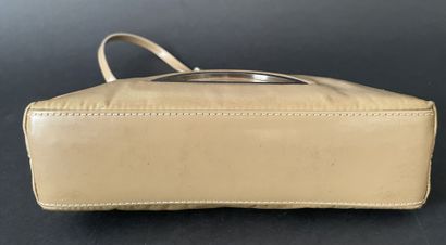 Christian DIOR
Beige nylon bag with magnetic...