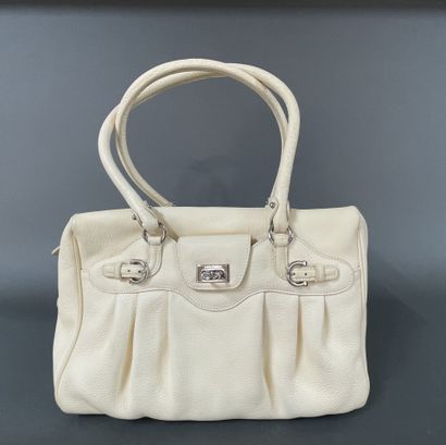 Salvatore FERRAGAMO 
Ecru leather bag, double...