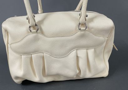 Salvatore FERRAGAMO 
Ecru leather bag, double...