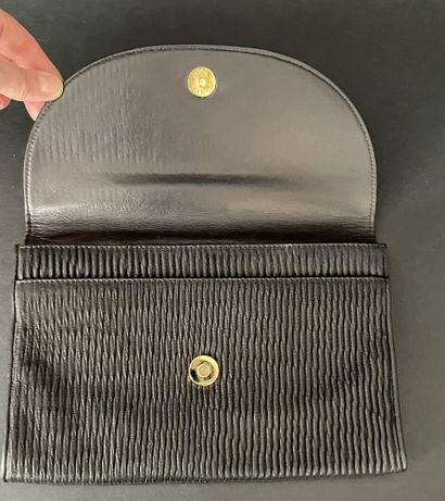 Hanaé MORI
25-cm clutch in black embossed...