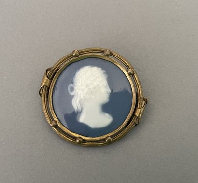 Romeo Jewelry
Round metal brooch featuring...