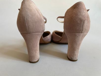 Christian DIOR
Pair of pink suede strappy...