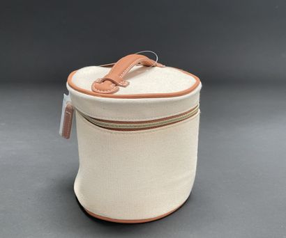 Estée LAUDER
Set of three vanity cases in...