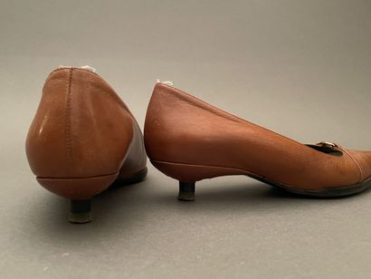KENZO
Pair of pointed-toe pumps in cognac...