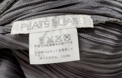 PLEATS PLEASE 
Gray pleated jacket. 
Approx....