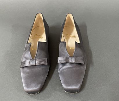 Christian LOUBOUTIN 
Pair of gray satin ballet...