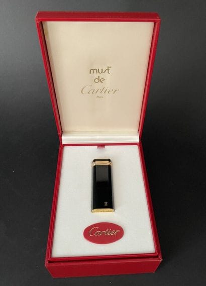 Must de CARTIER No. 21228M
Black lacquered...