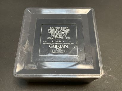 GUERLAIN
Set consisting of a compact mirror...