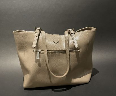 LANCASTER 
30-cm tote bag in taupe leather...