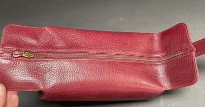 MUST by CARTIER
Burgundy grained leather...