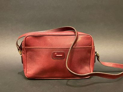 LANCEL 
Garnet leather shoulder bag, zipper...
