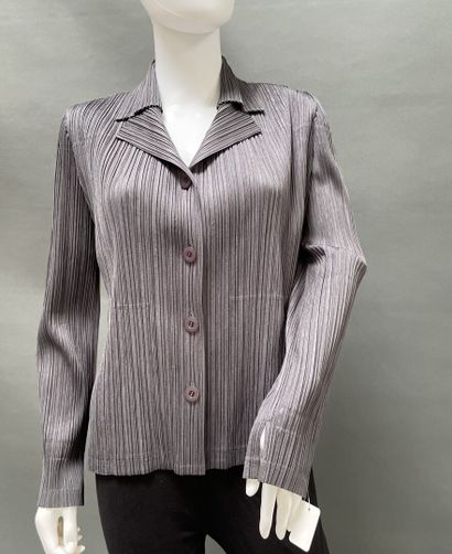 PLEATS PLEASE 
Gray pleated jacket. 
Approx....