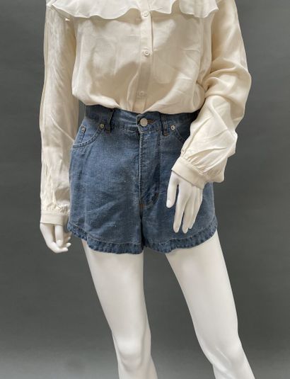 FENDISSIME
Sky-blue linen shorts with a denim-style...