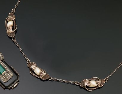 Collier en argent à maillons entrecroisés...